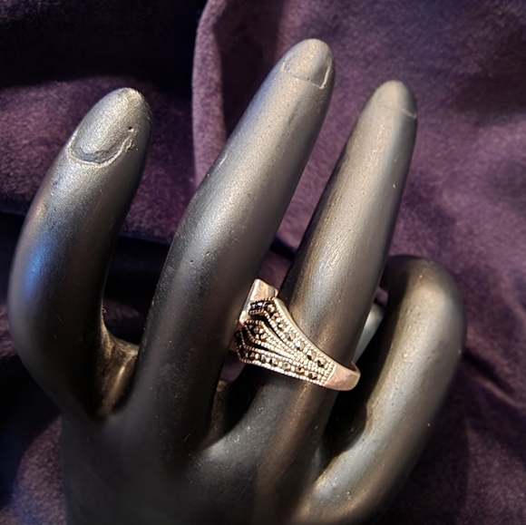 MARCASITE & GARNET RING - Picture 3 of 3